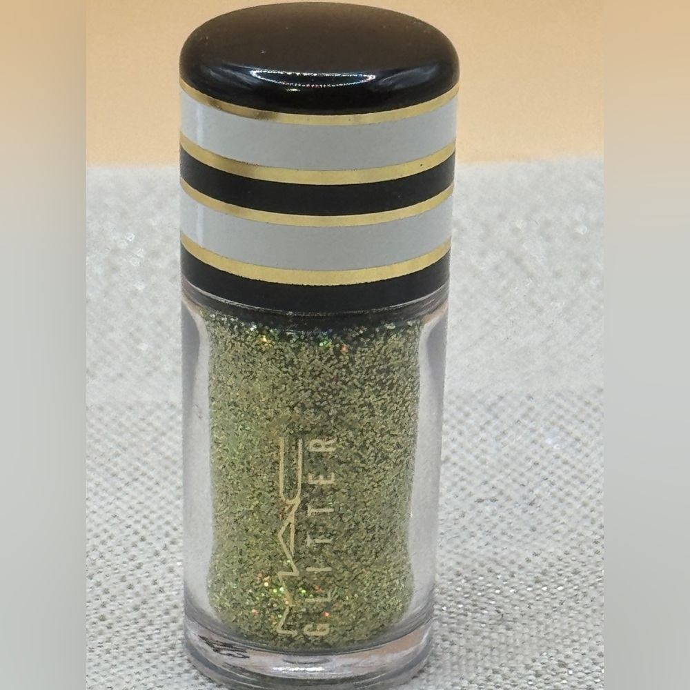 Mac glitter ‘3d gold’ glitter - Picture 3 of 8